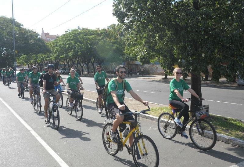 Ciclistas homenageiam estudantes mortas atropeladas em Porto Alegre