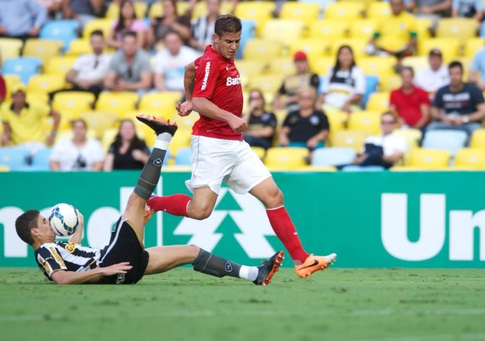 Rafael Moura marcou os dois gols do Inter contra o Botafogo