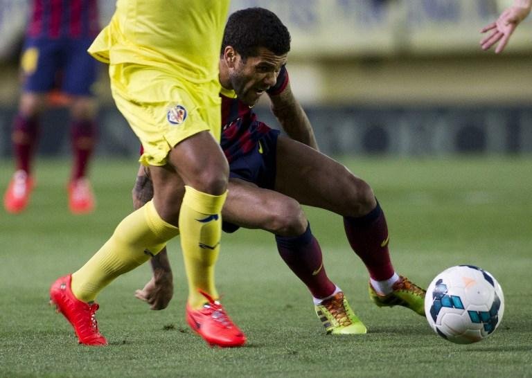 Torcedor do Villarreal atirou banana contra Daniel Alves