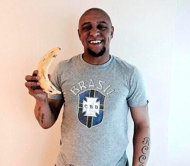 Roberto Carlos posta foto com banana apoiando campanha contra racismo