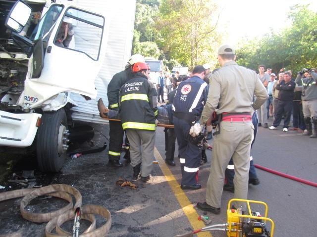 Dois motoristas ficaram peridos e foram encaminhados para hospital de Encantado
