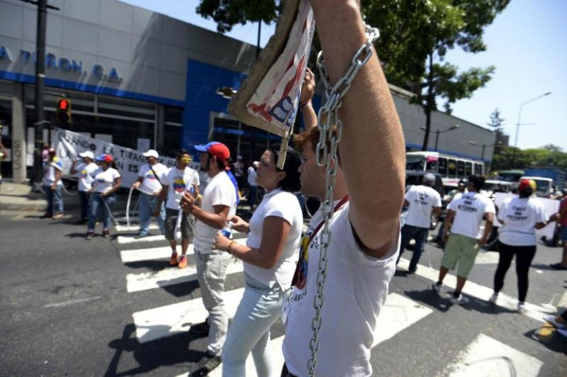 Cerca de cem estudantes venezuelanos protestam em frenta &agrave; sede do PNUD 