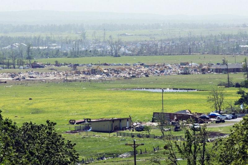 Danos ao longo de &aacute;rea atingida por tornado
