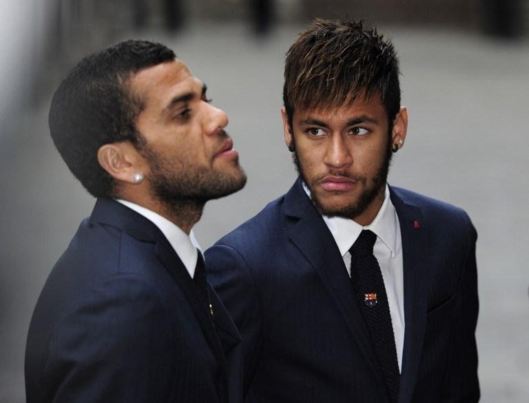 Pol&iacute;cia anuncia pris&atilde;o de homem que jogou banana em Daniel Alves