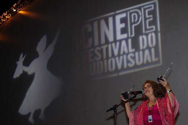 Jornalista Maria do Ros&aacute;rio recebeu trof&eacute;us a pedido de Furtado e leu texto enviado pelo diretor