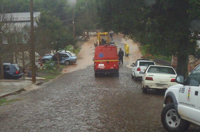 A&ccedil;ude transbordou e a &aacute;gua invadiu resid&ecirc;ncias e em um pavilh&atilde;o de reciclagem