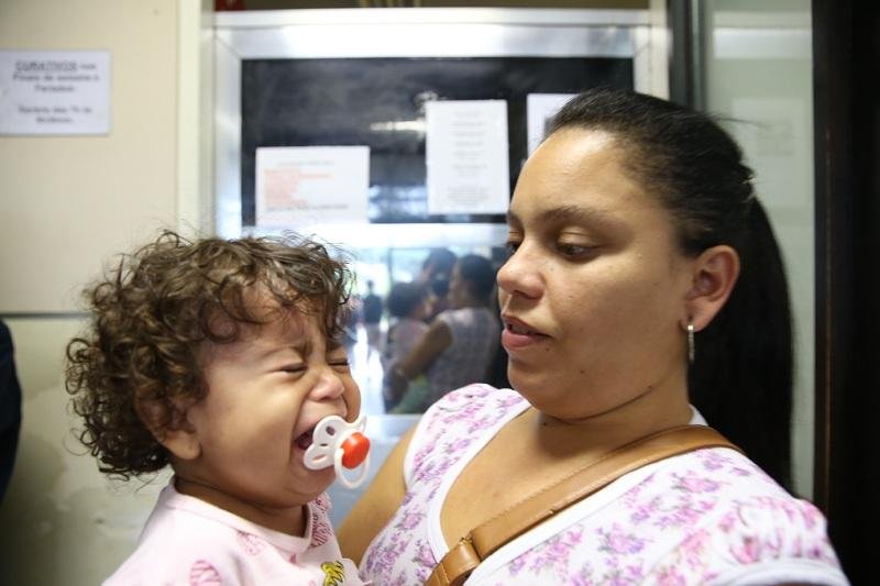 Bruna Silva, com a filha de um ano e seis meses no colo, reclamava do tempo para ser chamada