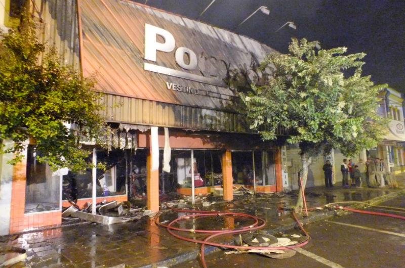Inc&ecirc;ndio atinge loja no Centro de Taquara