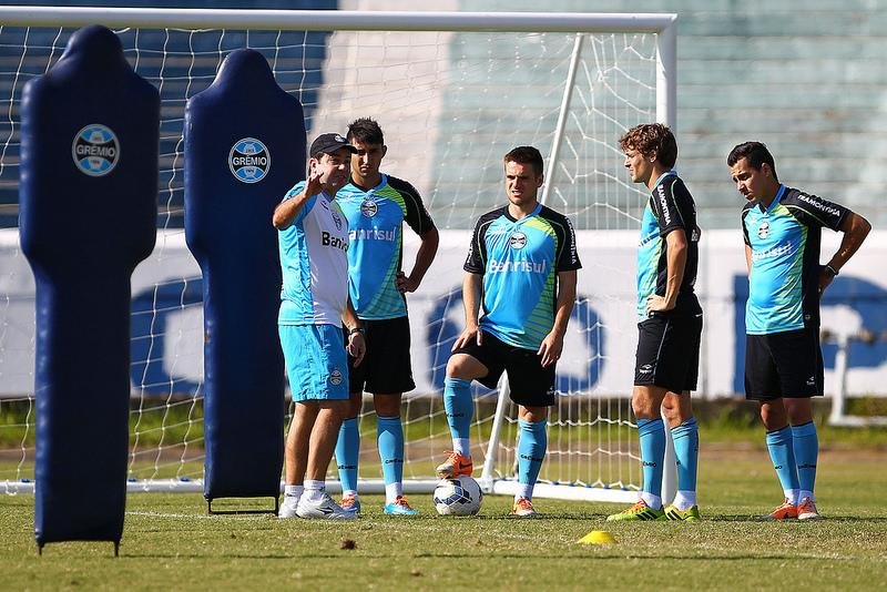 Gr&ecirc;mio faz treinos espec&iacute;ficos, mas n&atilde;o define time contra Santos