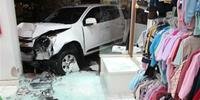 Motorista perde controle e caminhonete invade duas lojas em Encantado