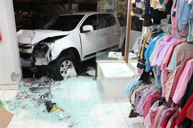 Motorista perde controle e caminhonete invade duas lojas em Encantado