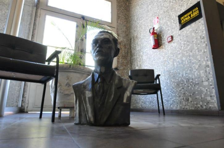 Ladr&otilde;es tentaram roubar busto de Pl&iacute;nio Brasil Milano, patrono da Pol&iacute;cia Civil, nessa sexta-feira