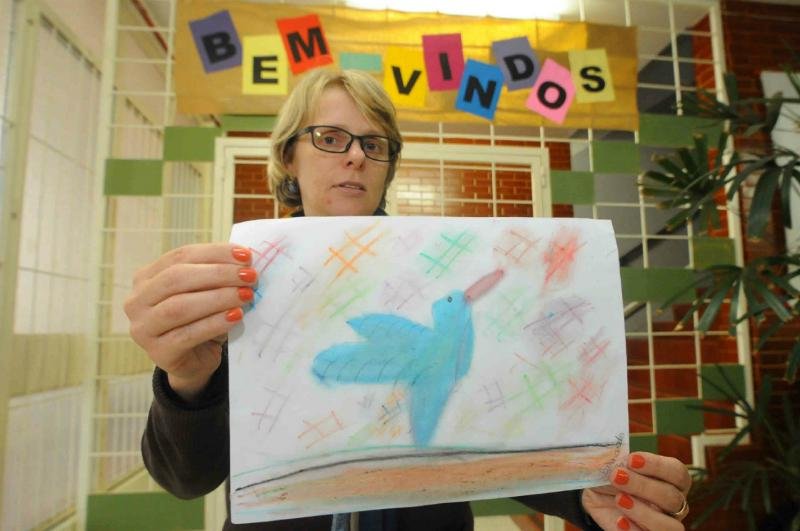 Professora de Artes mostra o &uacute;ltimo trabalho feito por Bernardo, cuja nota ele n&atilde;o ficou sabendo
