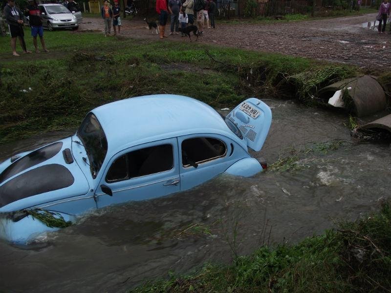 Carro foi arrastado pela &aacute;gua