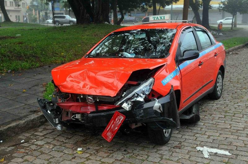 Motoristas sa&iacute;ram ilesos do acidente entre Fiesta e Siena na Cancio Gomes 
