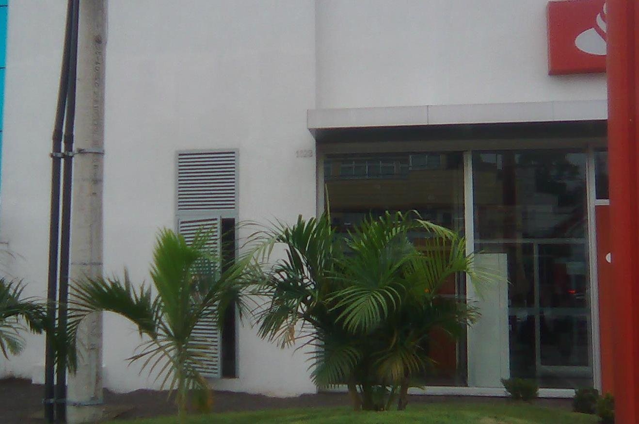 Bandidos arrombaram a porta de ferro da casa de for&ccedil;a do pr&eacute;dio, localizada ao lado da entrada principal do banco