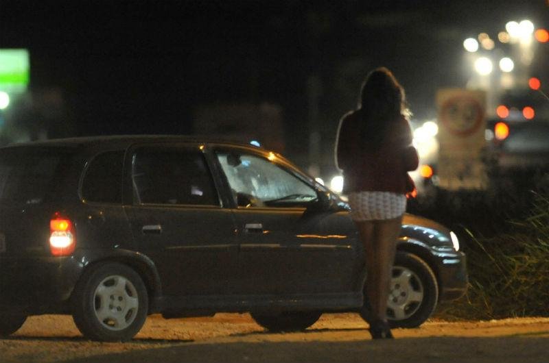 Profissionais do sexo oferecem drogas a caminhoneiros e particulares