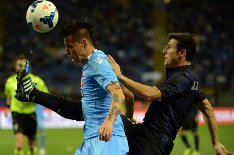 Zanetti (D) &eacute; um dos &iacute;dolos da Inter de Mil&atilde;o