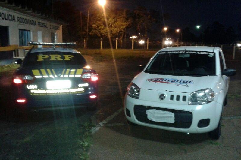 PRF recupera carro roubado ap&oacute;s ladr&atilde;o tentar atropelar policial
