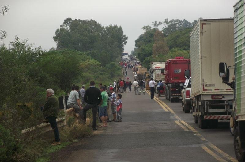 Longas filas de ve&iacute;culos se formaram em ambos os sentidos da rodovia