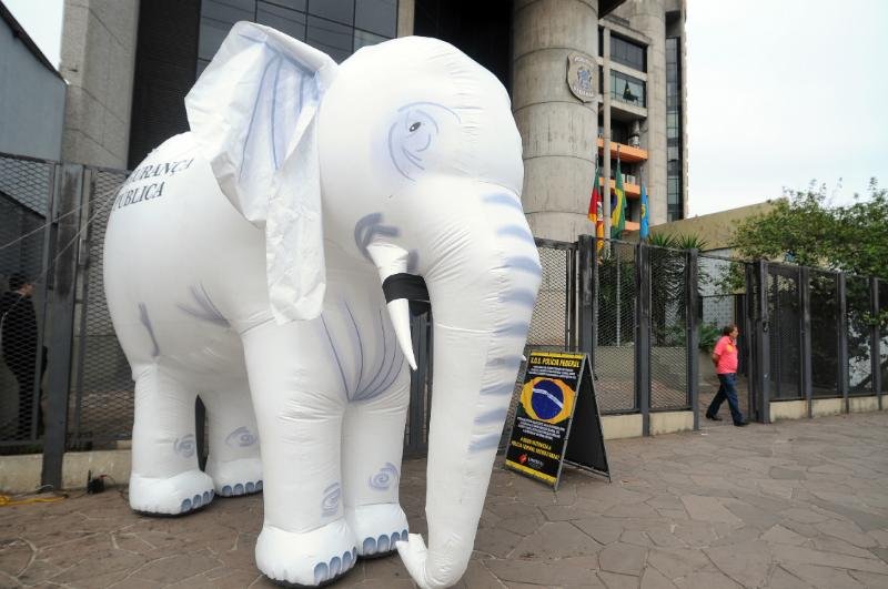 Um elefante branco infl&aacute;vel e faixas e cartazes foram usados em protesto contra uma recente portaria da dire&ccedil;&atilde;o geral da Pol&iacute;cia Federal.