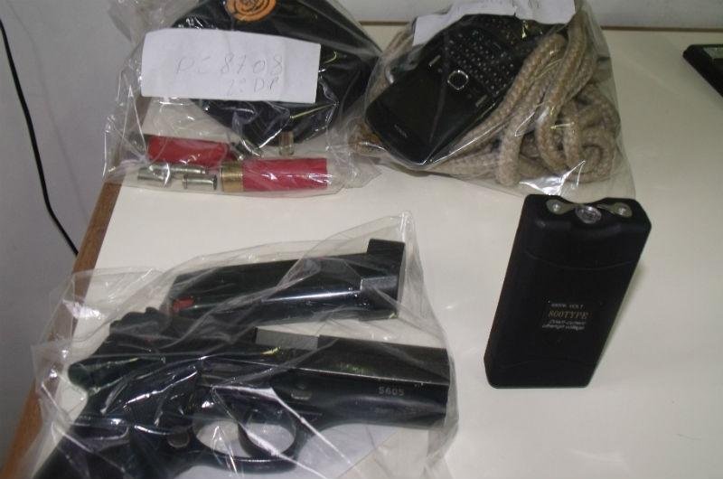 Assaltante foi preso em flagrante com a arma roubada e o aparelho de dar choques