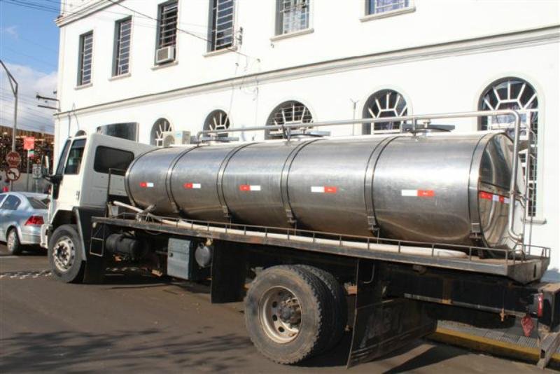 Opera&ccedil;&atilde;o apreende caminh&otilde;es em Encantado por transporte de leite adulterado