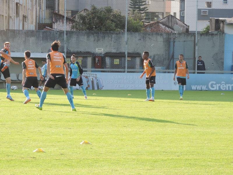 Luan treinou entre os reservas nesta quinta