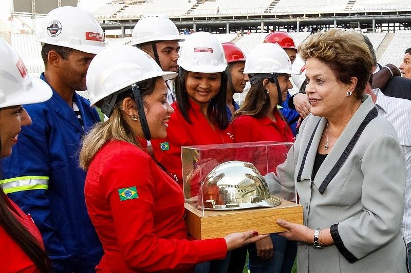 Dilma visita Itaquer&atilde;o e faz vistoria em obras no entorno do est&aacute;dio