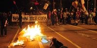 Grupo protesta contra Copa e pelo transporte público em Porto Alegre