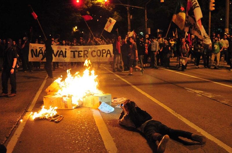 Grupo protesta contra Copa e pelo transporte p&uacute;blico em Porto Alegre