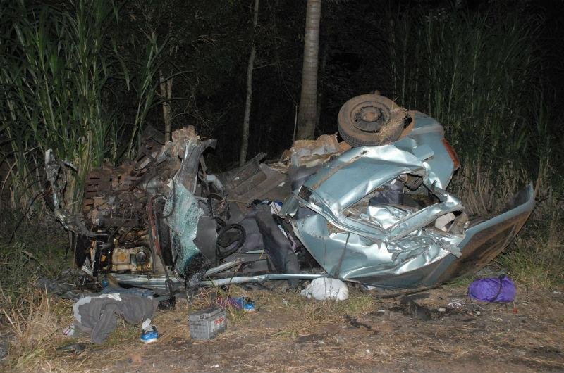 Motorista de carro foi removido dos destro&ccedil;os e se encontra estabilizado