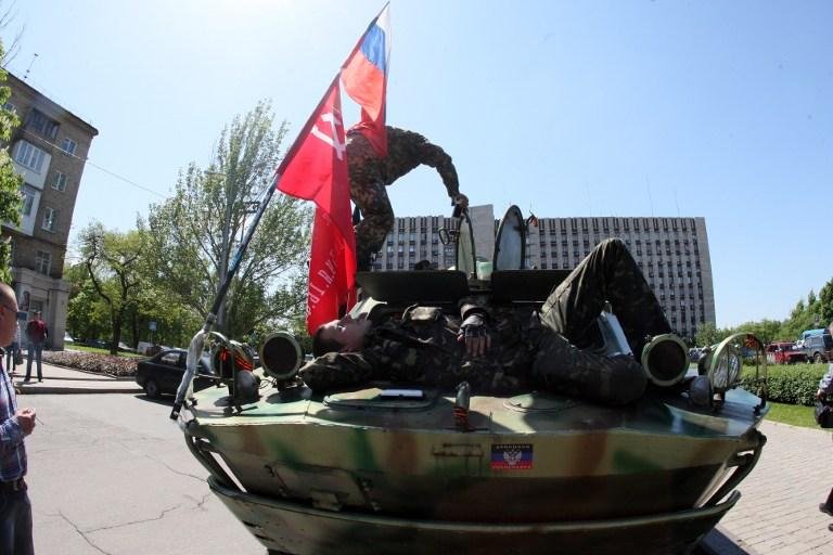 Separatista pr&oacute;-R&uacute;ssia deita sobre tanque na Ucr&acirc;nia 