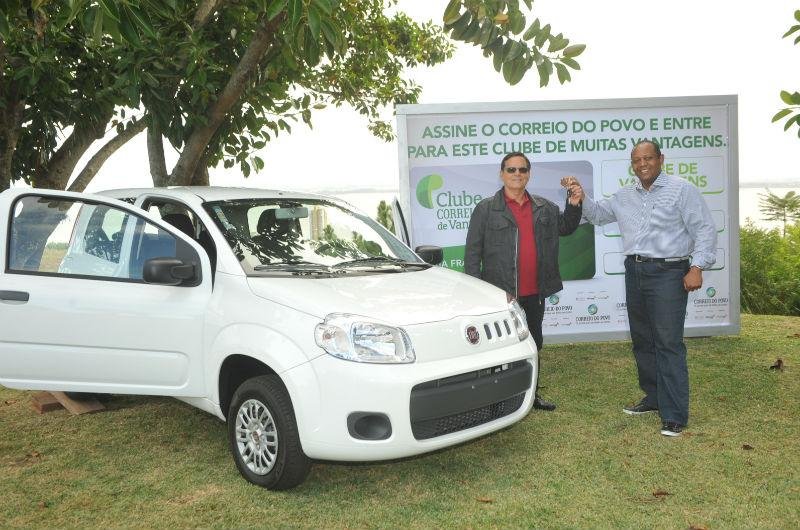 Vice-presidente do Grupo Record RS entregou a chave do Fiat zero km para Alfredo da Silva Goebel