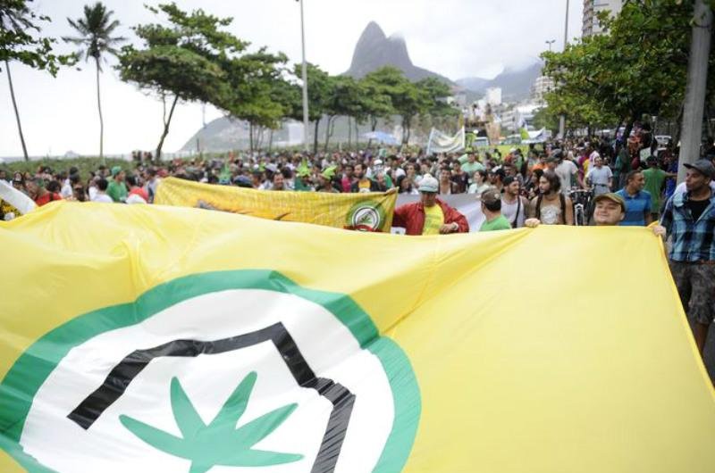 Marcha da Maconha re&uacute;ne 10 mil pessoas no Rio