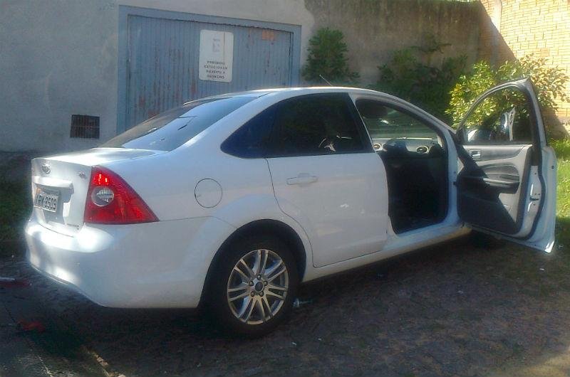 Criminosos foram presos quando o Focus ficou encurralado no trecho final e sem sa&iacute;da da rua