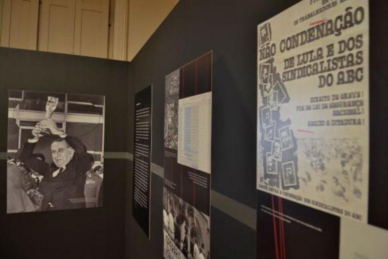 Fotografia do presidente M&eacute;dici segurando a ta&ccedil;a Jules Rimet est&aacute; na exposi&ccedil;&atilde;o
