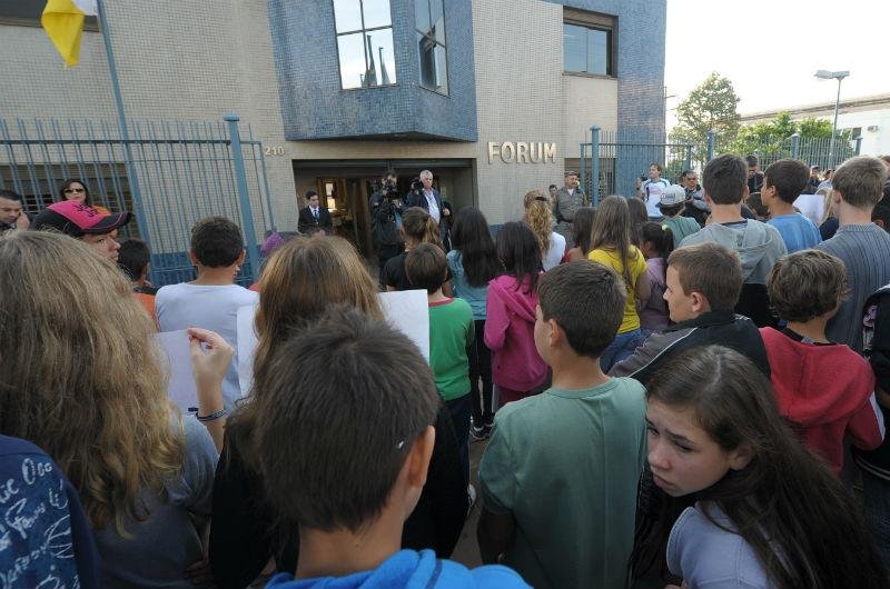 Passeata saiu do f&oacute;rum e seguiu at&eacute; col&eacute;gio onde Bernardo estudava