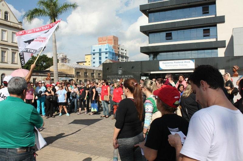 Alguns municip&aacute;rios est&atilde;o acampados em frente &agrave; Prefeitura