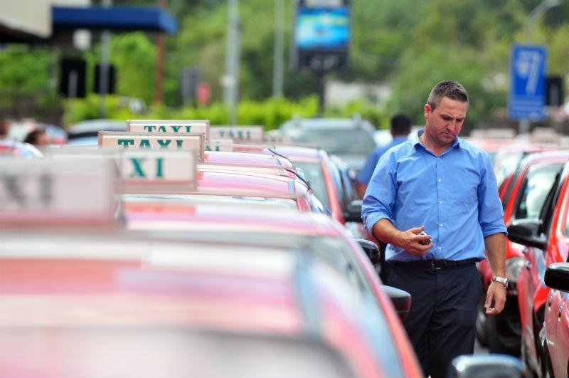 Taxistas de Porto Alegre v&atilde;o &agrave; Justi&ccedil;a contra uniforme padr&atilde;o