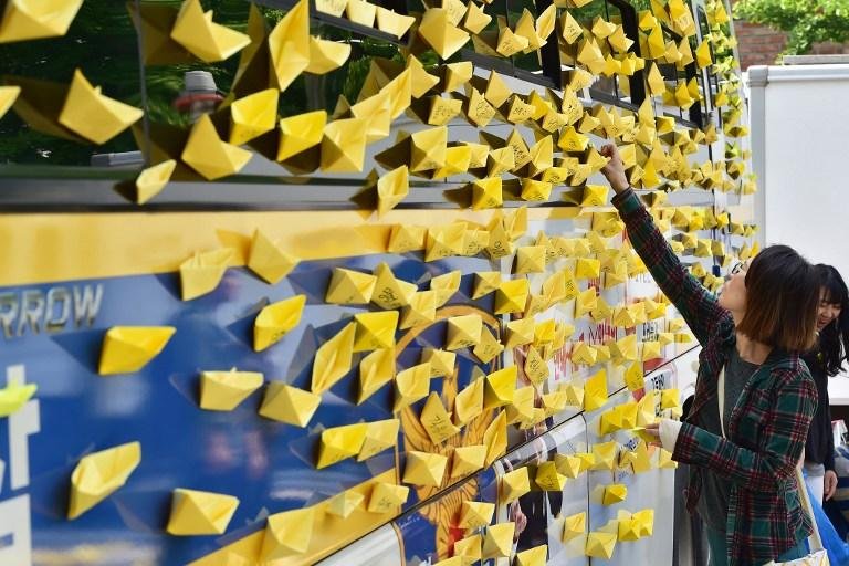 Barcos de origami foram feitos para lembrar mortos em naufr&aacute;gio