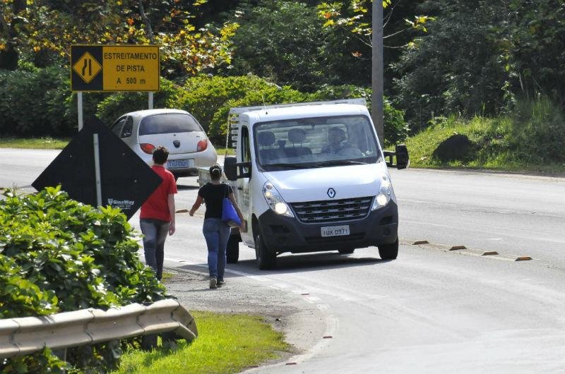 Na ERS 115, pessoas vivem situa&ccedil;&otilde;es de risco por falta de acostamento 