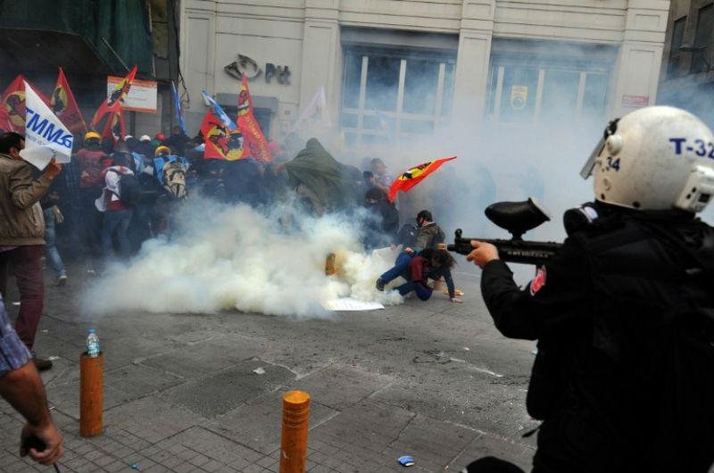 Manifestantes acusam o governo e a ind&uacute;stria de minera&ccedil;&atilde;o de neglig&ecirc;ncia no caso