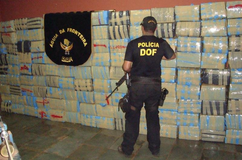 Droga estava camuflada em carga de madeira de caminh&atilde;o