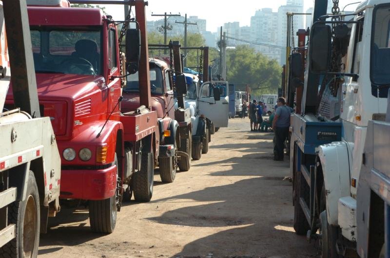 Cerca de 30 caminh&otilde;es ficaram estacionados em frente ao Parque da Harmonia