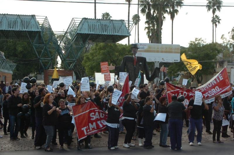 Funcion&aacute;rios protestam em frente Hospital Psiqui&aacute;trico S&atilde;o Pedro