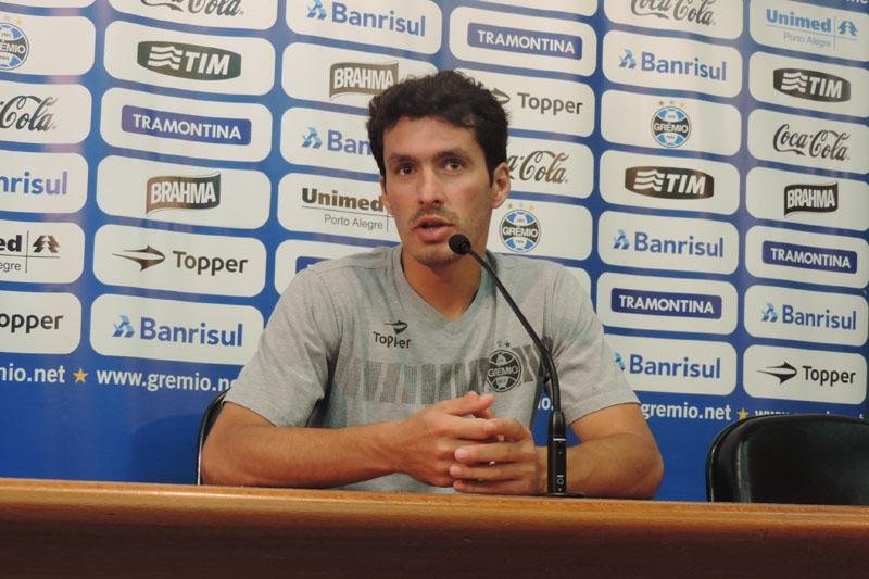 Riveros est&aacute; disposto a deixar de defender sele&ccedil;&atilde;o para seguir no Gr&ecirc;mio
