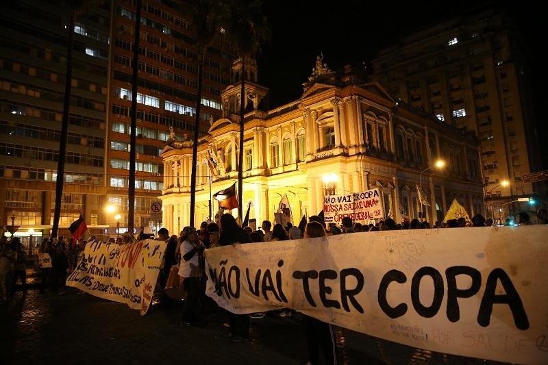 Ativistas protestam contra copa na capital