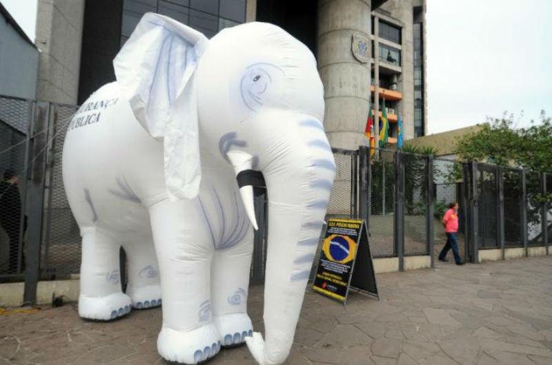Em Porto Alegre oi colocado um elefante infl&aacute;vel em frente &agrave; Superintend&ecirc;ncia da PF em alus&atilde;o aos est&aacute;dios da Copa