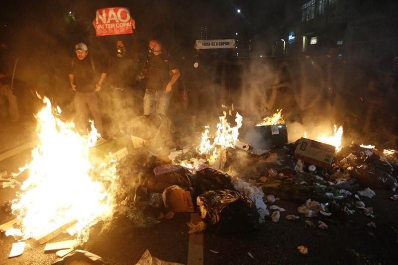 Protesto em SP tem ao menos tr&ecirc;s feridos e 28 detidos